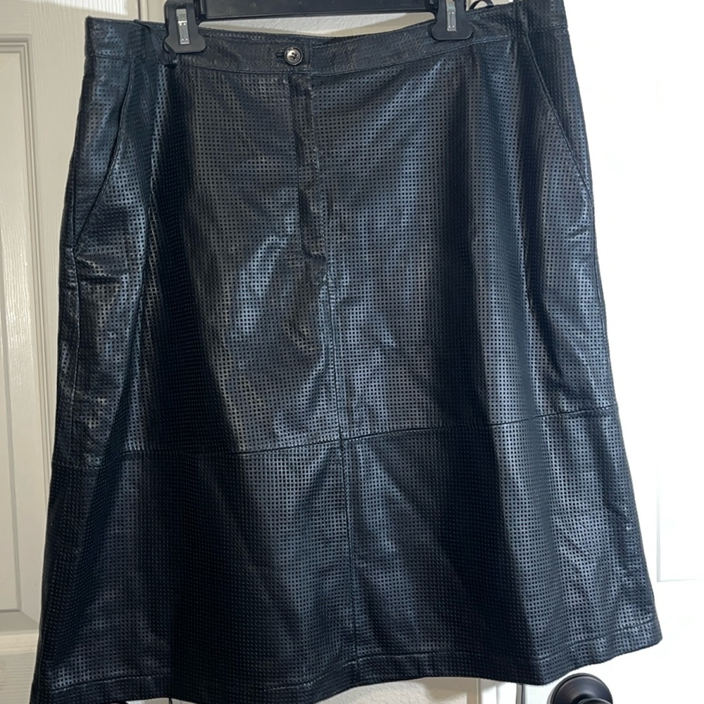 NWT MADELEINE Women’s skirt size 18 color black 100% lamp Napa leather